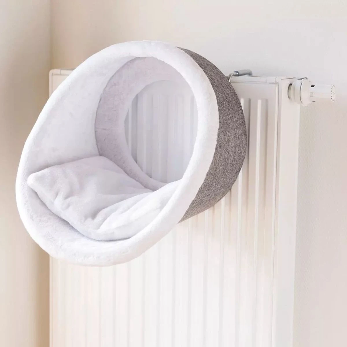 Trixie Radiator Hangmat Iglo - Wit/Grijs 34 X 38 X 38 Cm 9 Trixie Radiator Hangmat Iglo - Wit/Grijs 34 X 38 X 38 Cm - Afbeelding 7