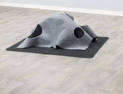 Trixie Cat Activity Adventure Carpet Grijs 99x99 Cm -Kattenbenodigdheden 1200x919 2